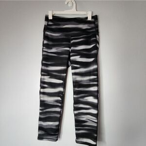 Athleta Chaturanga Capri Leggings XS Black White Striped High Rise H2O